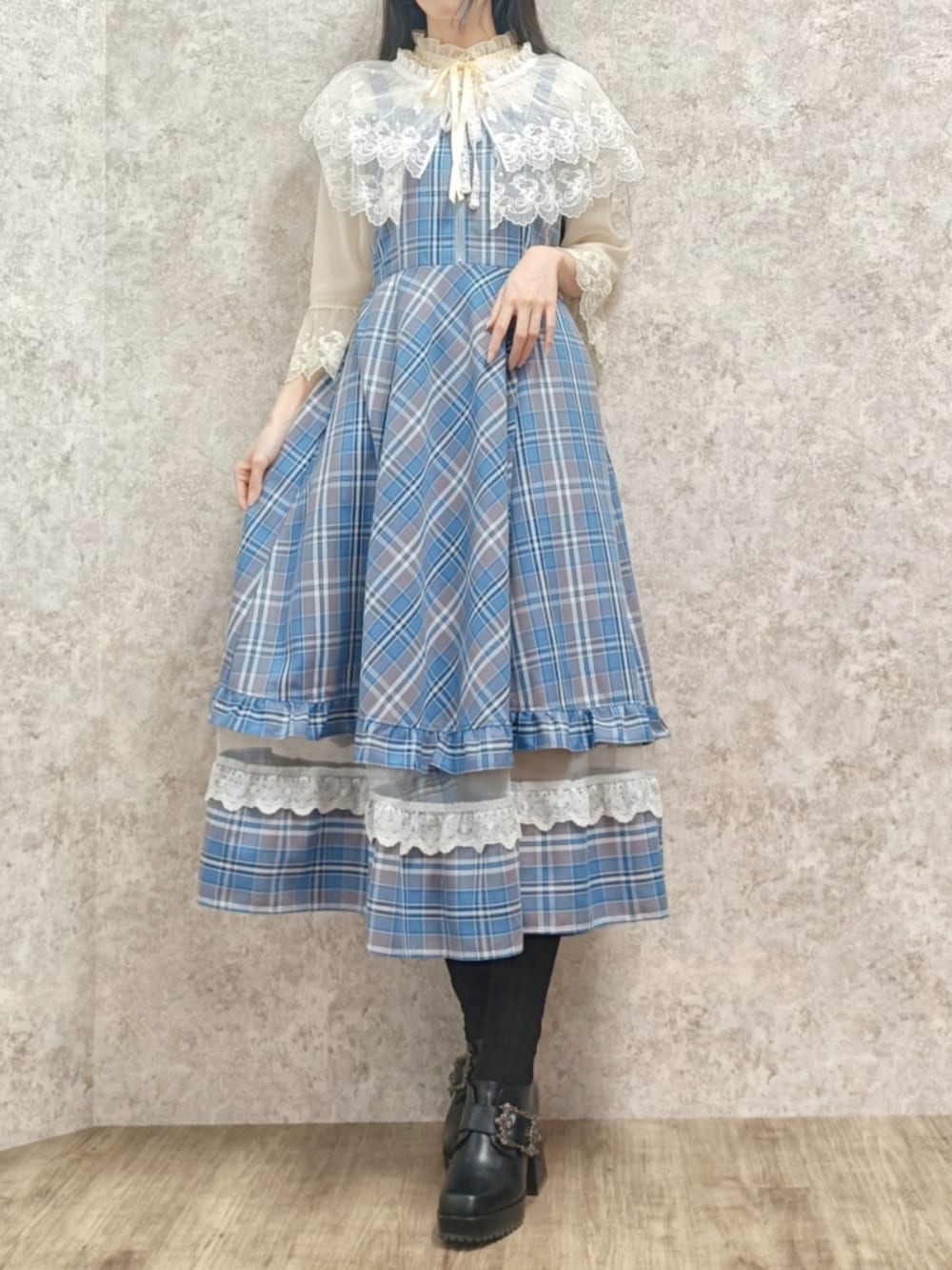 「今日のコーデ、カタログ掲載アイテム_axes femme、axes femme、春服、休日スタイル、きれいめコーディネート、春色、ベレー帽、チェック、ootd、付け襟、ジャンパースカート、高身長女子、おしゃれさんと繋がりたい」｜「axes femme POETIQUEのバックルベルトシューズ（パンプス、ブラック系）」を使った、Hanaさん（骨格ナチュラル・レディース・168cm）の冬コーディネートの2枚目の写真