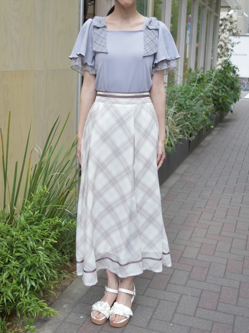 「チェック、リボン、axes femme、今日のコーデ、おでかけコーデ、キレイめコーデ、ootd、キレイめ、サンダル、夏コーデ、高身長女子、おしゃれさんと繋がりたい、お洒落さんとつながりたい、フェミニン、大人かわいい」｜「axes femmeのビッグリボンプルオーバー（Tシャツ/カットソー、パープル系）」を使った、Hanaさん（レディース・168cm）の春コーディネートの3枚目の写真