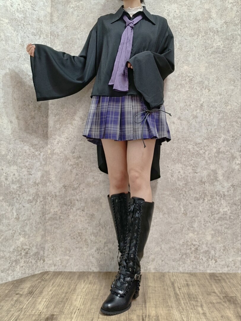 「axes femme、チェック、プレッピー、ネクタイ、ネクタイコーデ、ロングブーツ、レースアップブーツ、編み上げブーツ、ハロウィン、高身長女子、骨格ナチュラル」｜「AXES-Xのあしひきの山鳥の尾シャツ（シャツ/ブラウス、ブラック系）」を使った、Hanaさん（骨格ナチュラル・レディース・168cm）の秋コーディネートの3枚目の写真