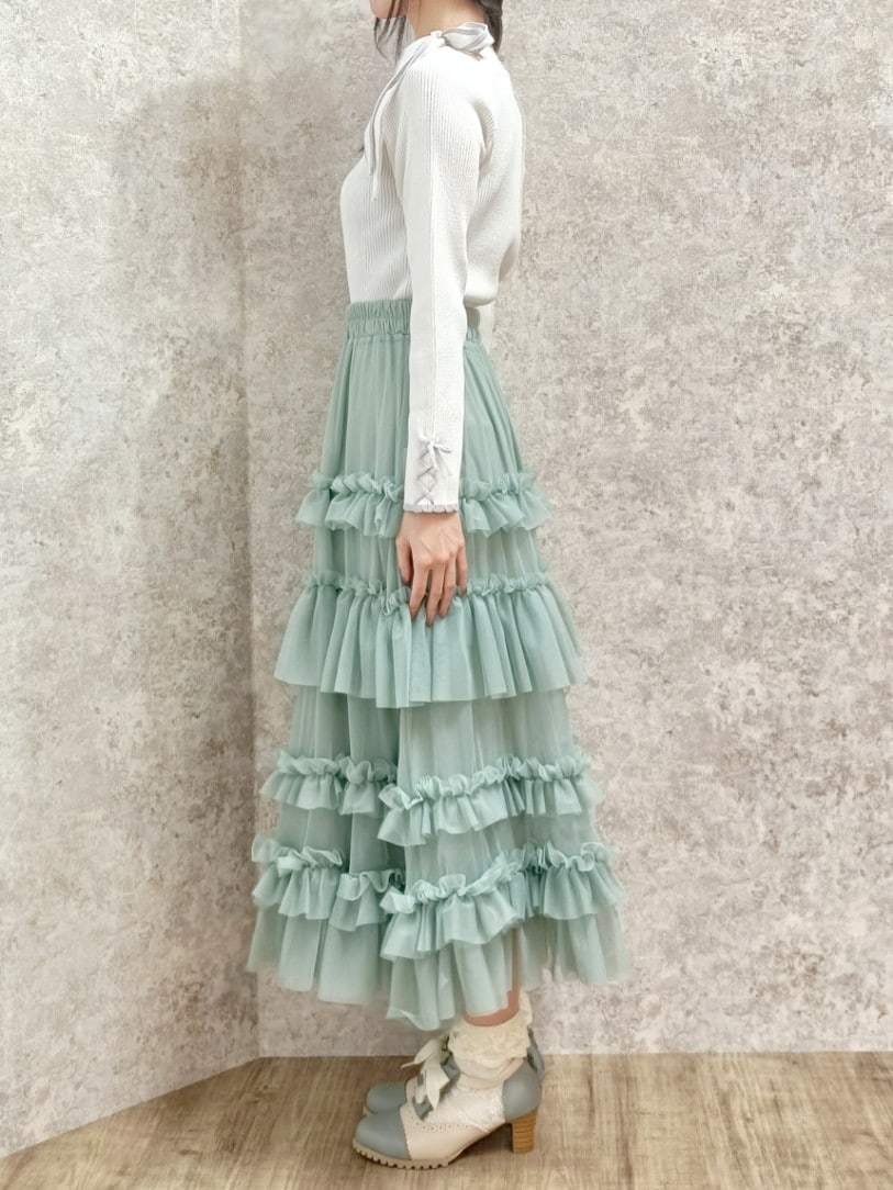 「チュールスカート、ティアードスカート、axes femme、オトナ女子、大人ガーリー、お洒落さんとつながりたい、ootd、フェミニン、フリル、チュール、おしゃれさんと繋がりたい、高身長女子、お出かけコーデ、ブーティ」｜「axes femmeのショルダーリボンニット（ニット/セーター、ホワイト系）」を使った、Hanaさん（骨格ナチュラル・レディース・168cm）の冬コーディネートの3枚目の写真