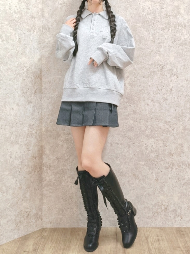 「Fickle Bebe、カジュアルスタイル、スカートスタイル、ootd、スウェットコーデ、デニムスカート、ミニスカート、スウェット、y2k、ロングブーツ、カジュアル、カジュアルコーデ、カジュアルガーリー、おしゃれさんと繋がりたい、高身長女子」｜「FickleBebeのＦＢスウェットポロシャツ（ポロシャツ、グレー系）」を使った、Hanaさん（骨格ナチュラル・レディース・168cm）の春コーディネートの2枚目の写真