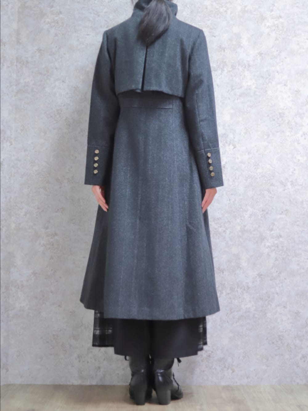 レッド系のニット/セーター、グレー系のダッフルコート、ブラック系のその他パンツを着用したレディースの秋コーディネートの9枚目の写真