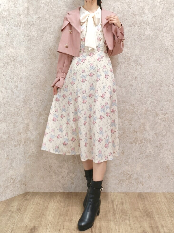 「淡色コーデ、axes femme、大人かわいい、お出かけコーデ、ガーリーコーデ、トレンチコート、ジレ、ジャケット、花柄ワンピース、フェミニン、高身長女子、おしゃれさんと繋がりたい、春コーデ、春アウター、春色」｜「axes femmeのキルティング切替ブーツ（ブーツ、ブラック系）」を使った、Hanaさん（骨格ナチュラル・レディース・168cm）の冬コーディネートの4枚目の写真