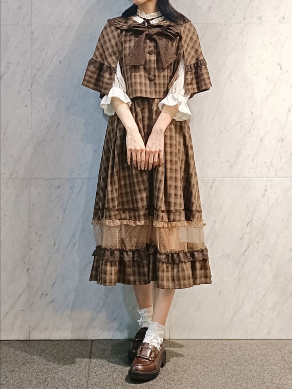 「ロングスカート、休日スタイル、ブラウン、axes femme POETIQUE、おしゃれさんと繋がりたい、チェック、チェック柄、チェック柄に恋してる、秋コーデ、ケープ、キャスケット、クラシカル、ガーリー、高身長女子、ローファー」｜「axes femme POETIQUEの梯子レーススタンドカラーブラウス（シャツ/ブラウス、ホワイト系）」を使った、Hanaさん（骨格ナチュラル・レディース・168cm）の夏コーディネートの3枚目の写真