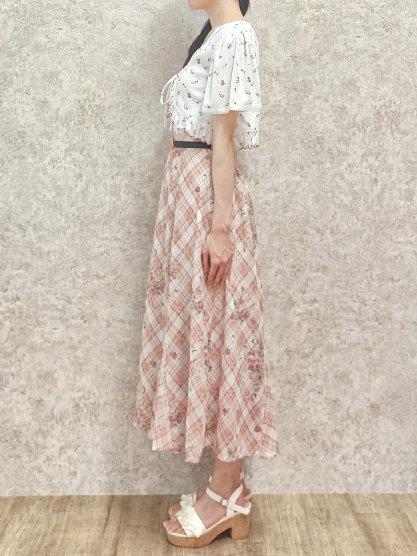 「淡色コーデ、axes femme、初夏コーデ、小花柄、ボレロニット、ボレロ、チェック、チェックスカート、サンダル、大人かわいい、キレイめ、オレンジ、高身長女子、おしゃれさんと繋がりたい、お洒落さんとつながりたい」｜「axes femmeのロージーチェックドロストスカート（スカート、オレンジ系）」を使った、Hanaさん（レディース・168cm）の春コーディネートの4枚目の写真