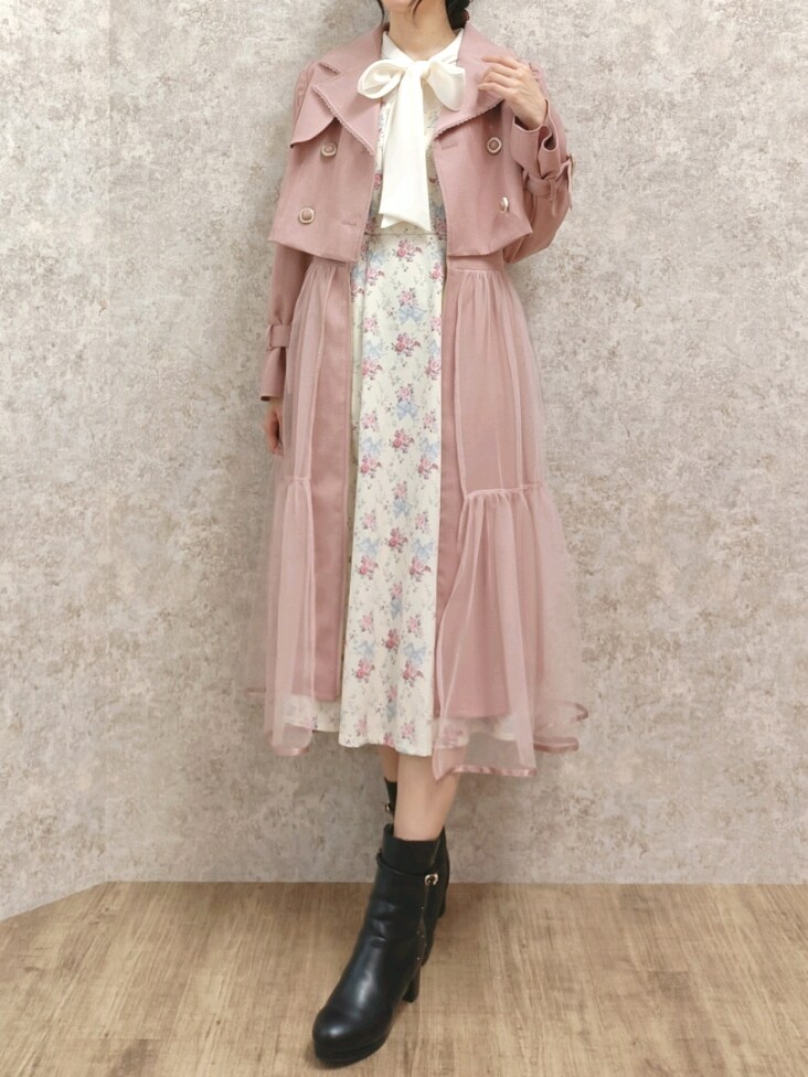 「淡色コーデ、axes femme、大人かわいい、お出かけコーデ、ガーリーコーデ、トレンチコート、ジレ、ジャケット、花柄ワンピース、フェミニン、高身長女子、おしゃれさんと繋がりたい、春コーデ、春アウター、春色」｜「axes femmeのキルティング切替ブーツ（ブーツ、ブラック系）」を使った、Hanaさん（骨格ナチュラル・レディース・168cm）の冬コーディネートの9枚目の写真