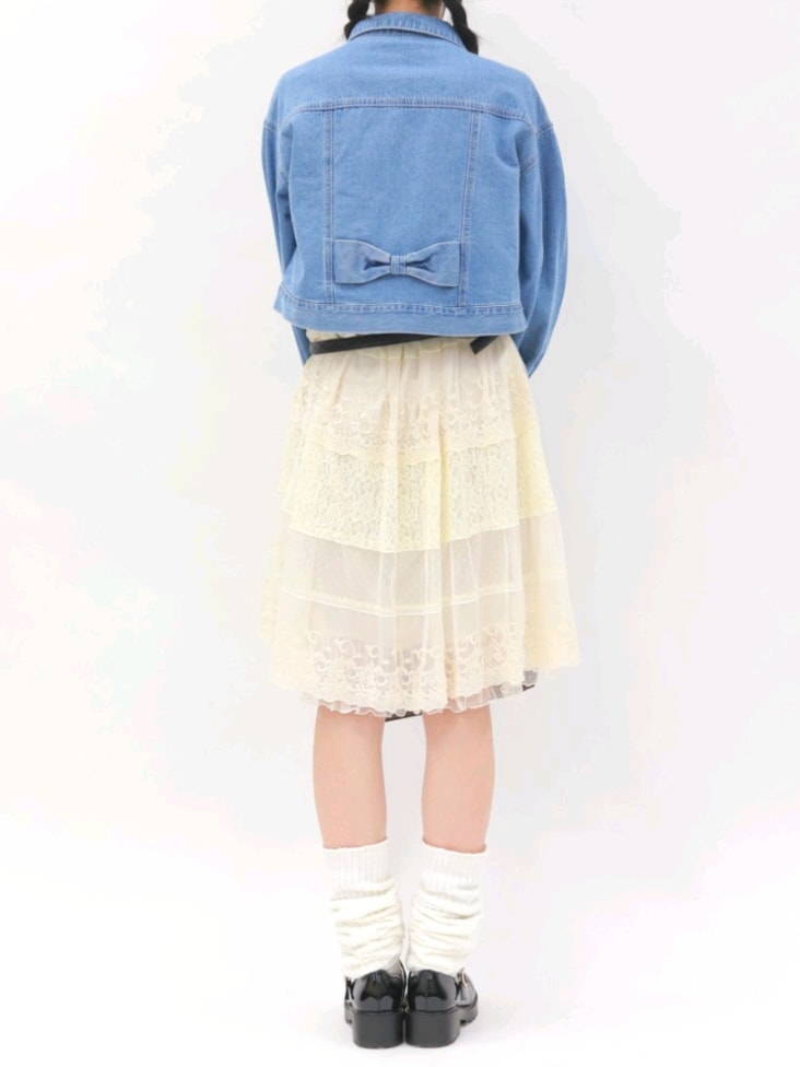 「春めき満開コーデ、axes femme、春服コーデ、お洒落さんとつながりたい、高身長女子、森ガール、チュニック、ミニワンピ、デニムジャケット、デニム、ルーズソックス、ローファー、おしゃれさんと繋がりたい、ボストンバッグ、春コーデ」｜「axes femmeのプチローズレーストップス（Tシャツ/カットソー、ホワイト系）」を使った、Hanaさん（骨格ナチュラル・レディース・168cm）の春コーディネートの5枚目の写真