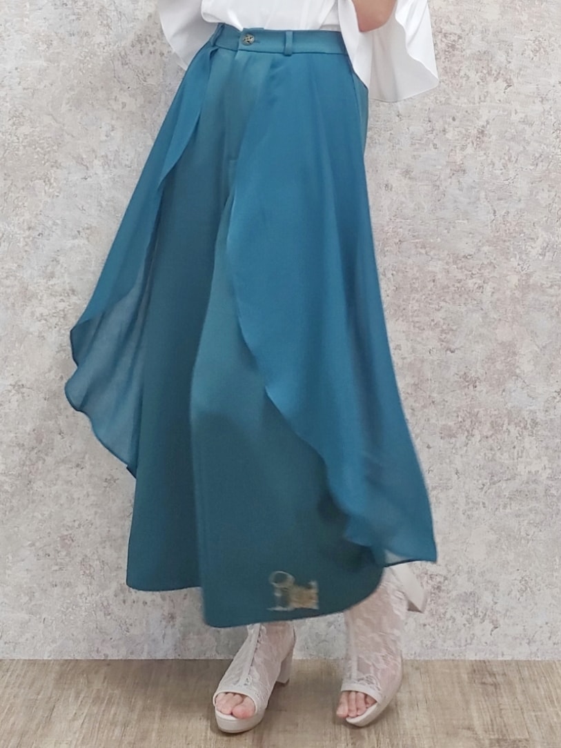 「春色、axes femme POETIQUE、お出かけコーデ、おでかけコーデ、パンツコーデ、初夏コーデ、春服、おしゃれさんと繋がりたい、ootd、テーマパークコーデ、ジャスミンバウンド、レイヤードパンツ、高身長女子」｜「axes femme POETIQUEのフレアデザインワイドパンツ（その他パンツ、ブルー系）」を使った、Hanaさん（骨格ナチュラル・レディース・168cm）の春コーディネートの3枚目の写真