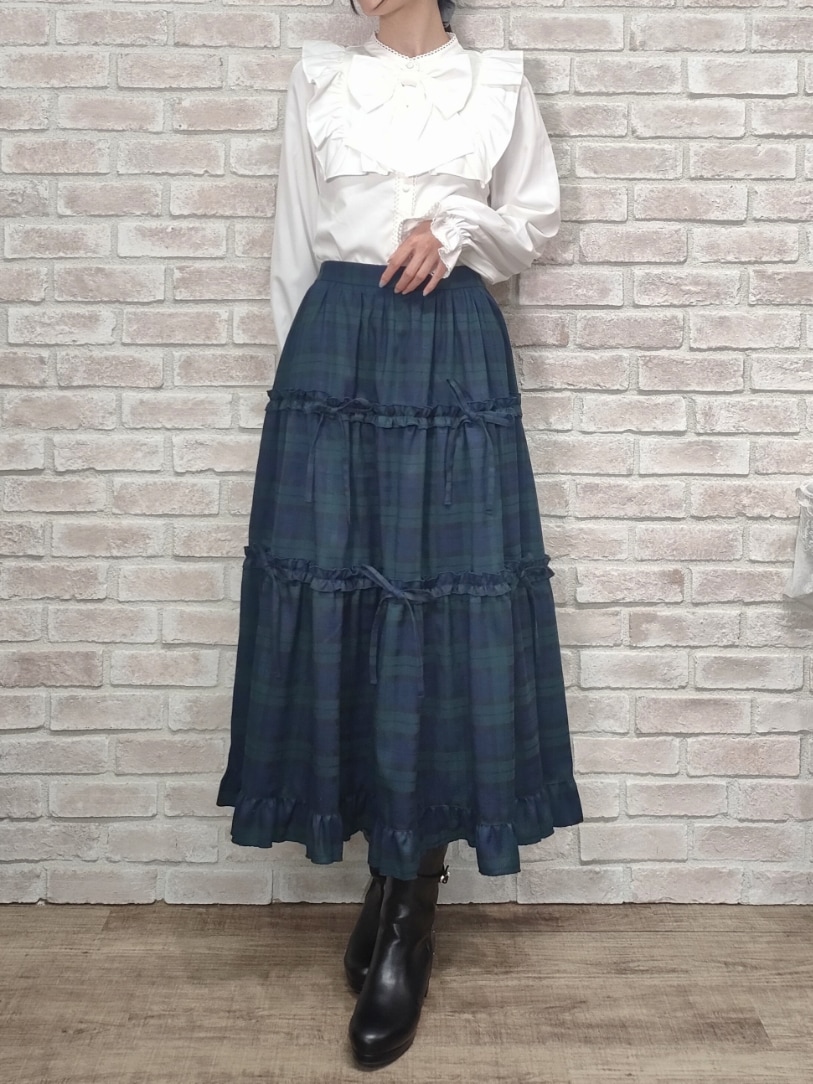 「axes femme、チェック、チェックスカート、チェック柄に恋してる、ブラウス、白ブラウス、秋コーデ、デートコーデ、ガーリー、リボン、バレエコア、キルティング、ブーツ」｜「axes femme POETIQUEのチェック柄ティアードスカート（スカート、グリーン系）」を使った、Hanaさん（レディース・168cm）の秋コーディネートの3枚目の写真