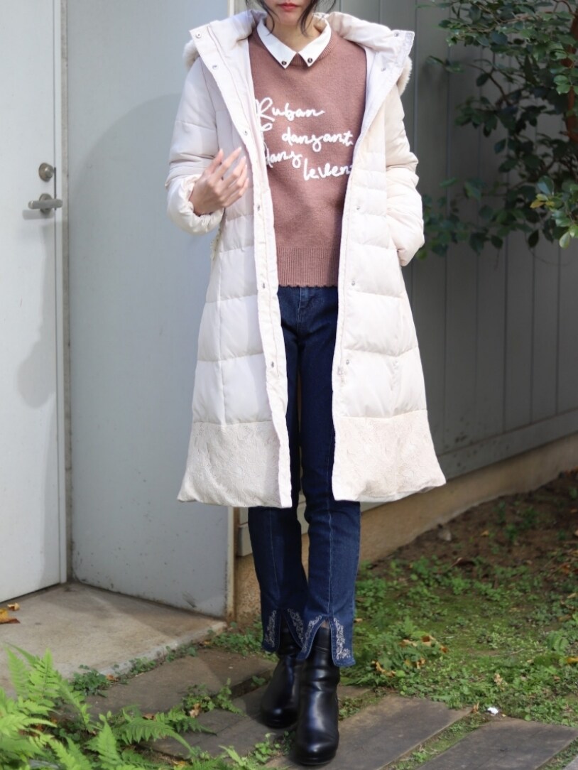 「axes femme、大人コーデ、パンツスタイル、オトナ女子、ブーツスタイル、おしゃれさんと繋がりたい、ootd、ダウンジャケット、スキニーデニム、高身長女子、デニム、ロングコート、きれいめカジュアル、ニット、冬コーデ」｜「axes femmeのコード刺繍風ロゴニットプルオーバー（ニット/セーター、ブラウン系）」を使った、Hanaさん（骨格ナチュラル・レディース・168cm）の冬コーディネートの2枚目の写真