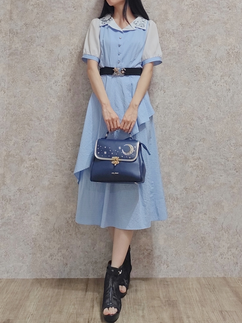 「ワンピース、axes femme、サックスブルー、星柄、星、ベルト、刺繍、ティアードワンピース、ティアード、水色、高身長女子、サンダル、おしゃれさんと繋がりたい、お洒落さんとつながりたい、ボストンバッグ」｜「axes femmeの月星箔押しフラップボストン（ボストンバッグ、ブルー系）」を使った、Hanaさん（レディース・168cm）の夏コーディネートの2枚目の写真