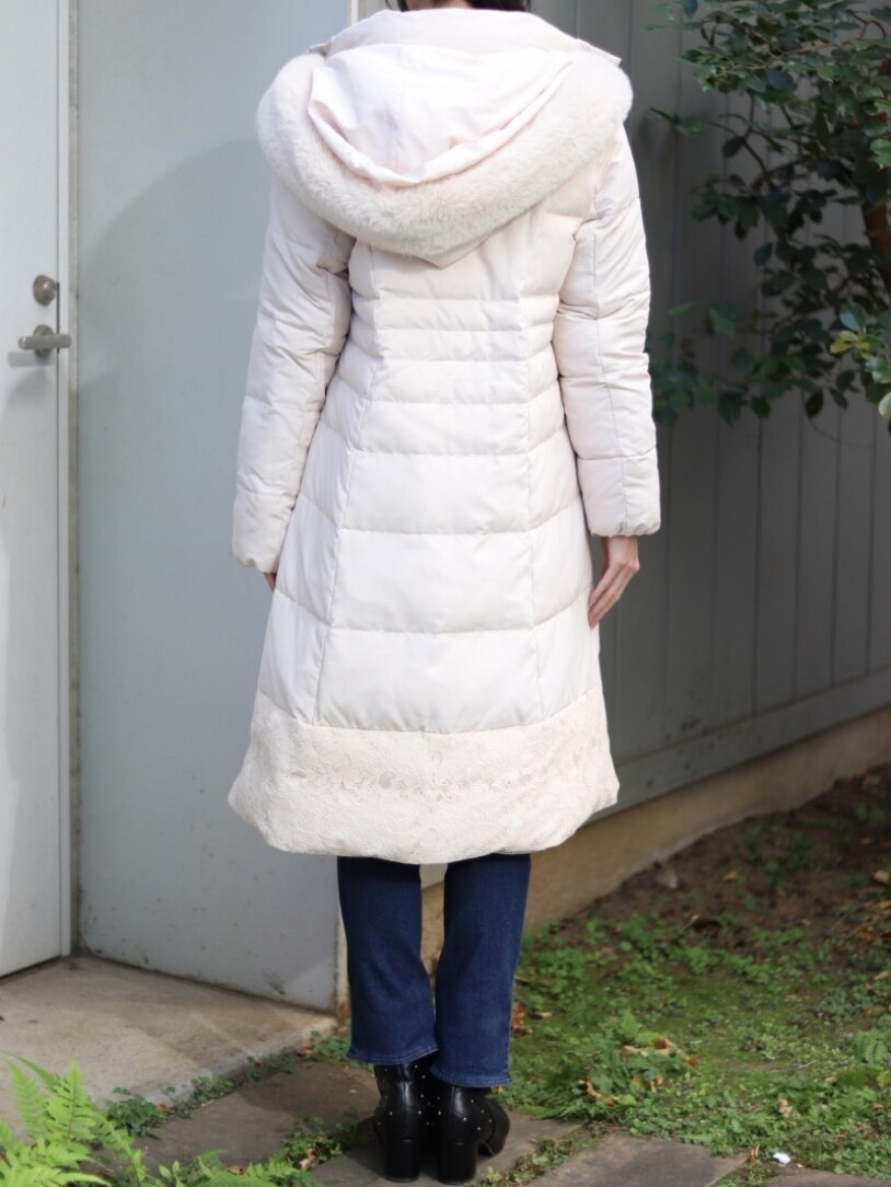 「axes femme、大人コーデ、パンツスタイル、オトナ女子、ブーツスタイル、おしゃれさんと繋がりたい、ootd、ダウンジャケット、スキニーデニム、高身長女子、デニム、ロングコート、きれいめカジュアル、ニット、冬コーデ」｜「axes femmeのコード刺繍風ロゴニットプルオーバー（ニット/セーター、ブラウン系）」を使った、Hanaさん（骨格ナチュラル・レディース・168cm）の冬コーディネートの4枚目の写真