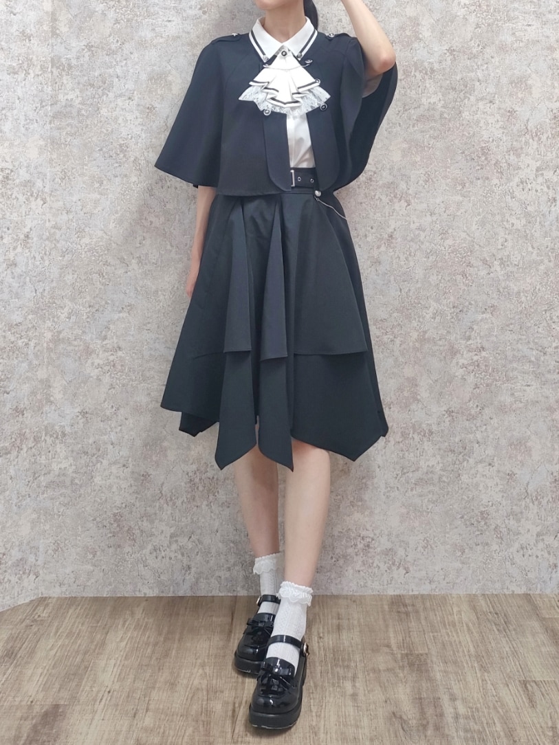 「春めき満開コーデ、ローファー、axes femme、春服、ガーリー、ディズニーコーデ、テーマパークコーデ、クラシカル、ケープ、高身長女子、おしゃれさんと繋がりたい、モノトーン、モノトーンコーデ、黒、黒コーデ」｜「axes femmeのフリルジャボ付配色ラインブラウス（シャツ/ブラウス、ホワイト系）」を使った、Hanaさん（骨格ナチュラル・レディース・168cm）の春コーディネートの3枚目の写真