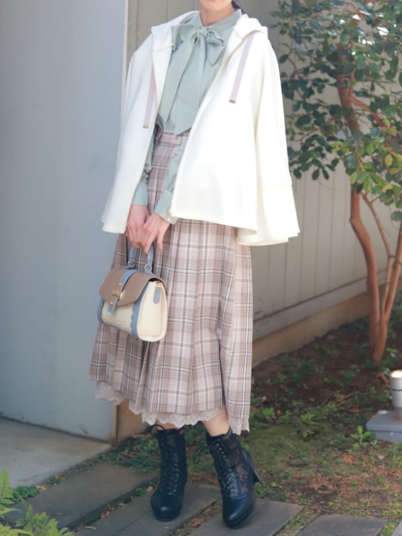 「チェック、ショルダーバッグ、リボン、大人カジュアル、axes femme、春、スカートコーデ、お洒落さんとつながりたい、ブーツ、おしゃれさんと繋がりたい、ハンドバッグ、パーカー、高身長女子、フェミニン、オトナ女子」｜「axes femmeのチェック柄プリーツスカート（スカート、ベージュ系）」を使った、Hanaさん（骨格ナチュラル・レディース・168cm）の春コーディネートの2枚目の写真