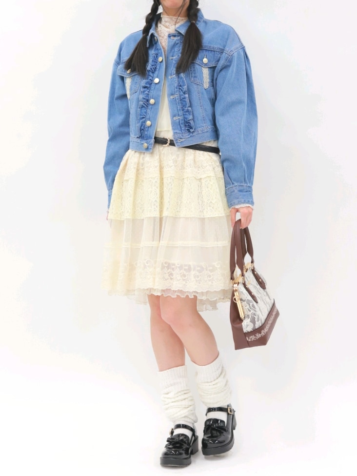「春めき満開コーデ、axes femme、春服コーデ、お洒落さんとつながりたい、高身長女子、森ガール、チュニック、ミニワンピ、デニムジャケット、デニム、ルーズソックス、ローファー、おしゃれさんと繋がりたい、ボストンバッグ、春コーデ」｜「axes femmeのプチローズレーストップス（Tシャツ/カットソー、ホワイト系）」を使った、Hanaさん（骨格ナチュラル・レディース・168cm）の春コーディネートの3枚目の写真