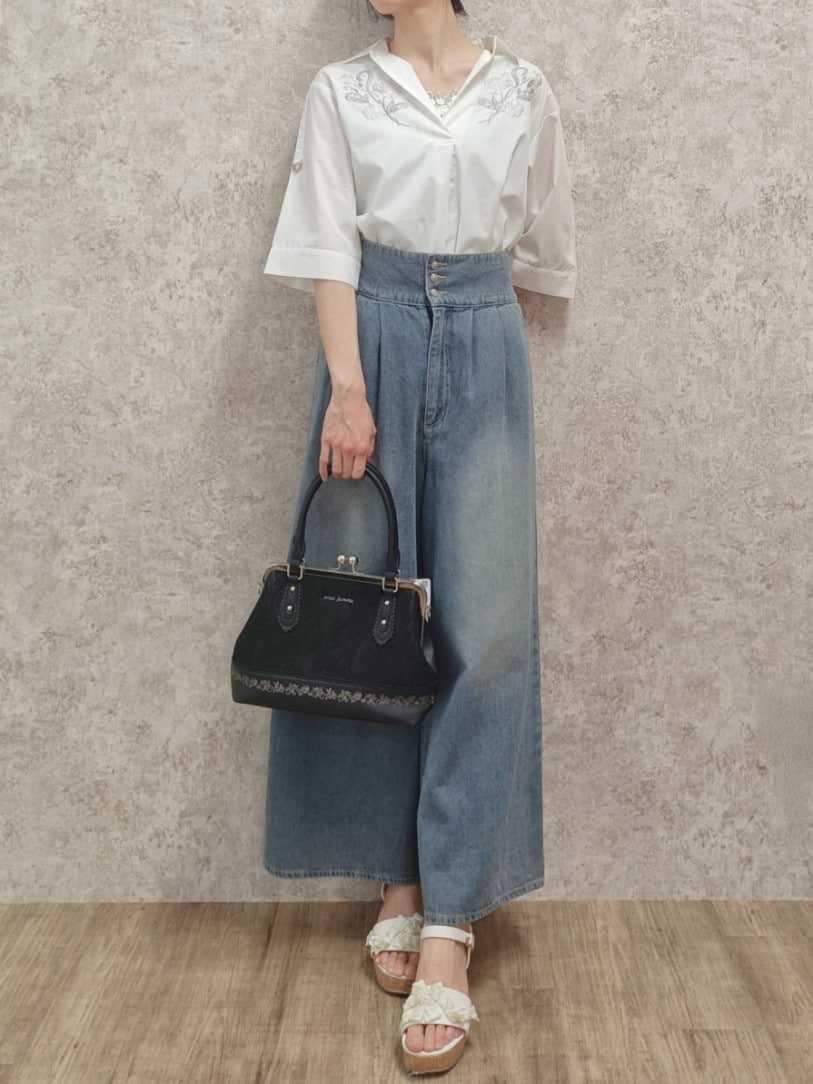「大人カジュアル、シンプルコーデ、きれいめカジュアル、デニム、サンダル、axes femme、ラクチンコーデ、大人コーデ、デニムコーデ、シャツスタイル、デニムパンツ、スキッパーシャツ、高身長女子、お洒落さんとつながりたい、おしゃれさんと繋がりたい」｜「axes femmeのレース重ねがま口ボストン（ボストンバッグ、ブラック系）」を使った、Hanaさん（レディース・168cm）の春コーディネートの3枚目の写真