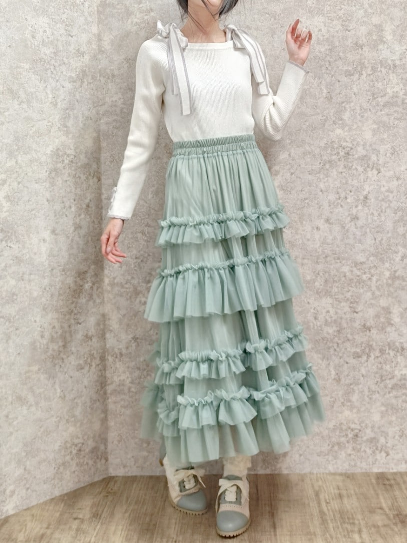 「チュールスカート、ティアードスカート、axes femme、オトナ女子、大人ガーリー、お洒落さんとつながりたい、ootd、フェミニン、フリル、チュール、おしゃれさんと繋がりたい、高身長女子、お出かけコーデ、ブーティ」｜「axes femmeのショルダーリボンニット（ニット/セーター、ホワイト系）」を使った、Hanaさん（骨格ナチュラル・レディース・168cm）の冬コーディネートの2枚目の写真