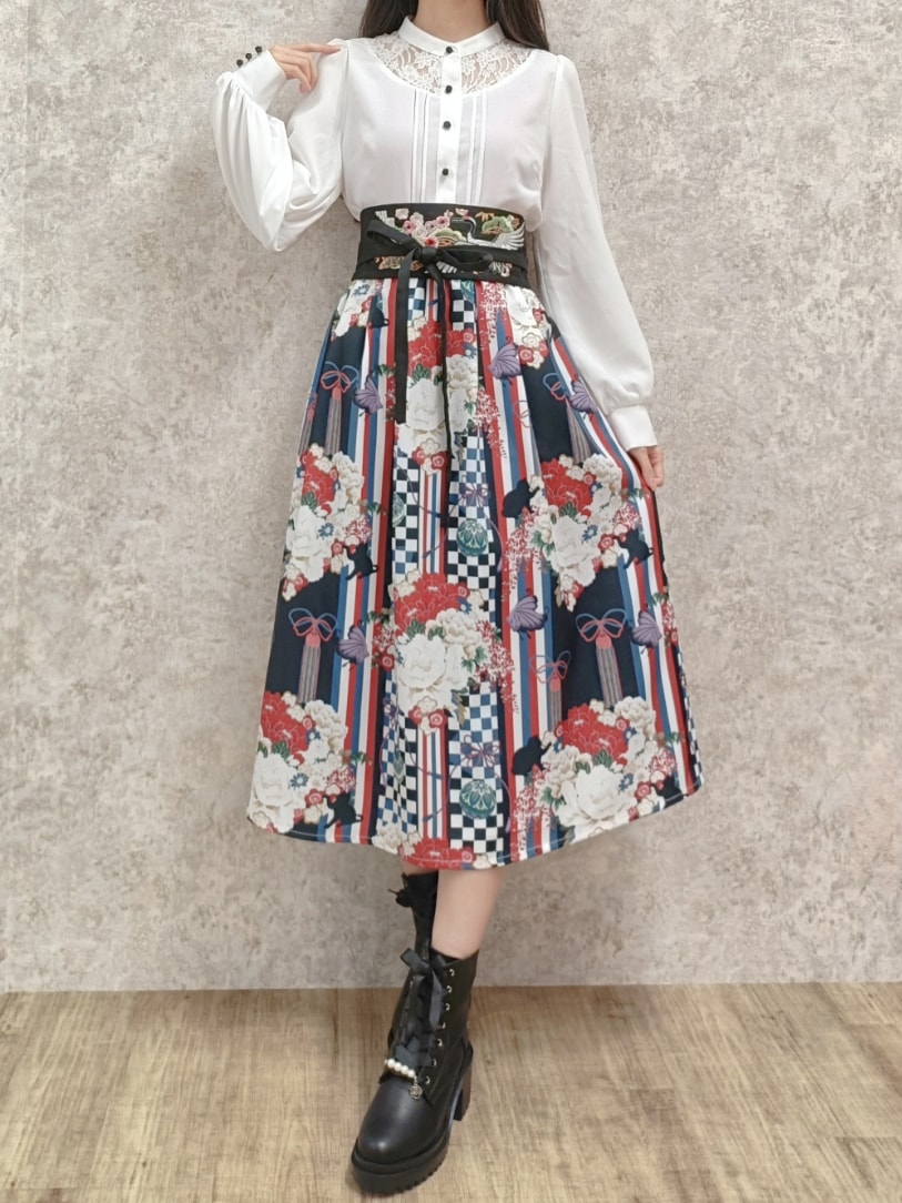 「axes femme、ブーツ、テーマパークコーデ、和洋折衷、和柄、着物風、個性派、参戦服、和服、着物、高身長女子、おしゃれさんと繋がりたい、ミドルブーツ、帯ベルト、帯」｜「axes femmeの菊柄ワンピース（ワンピース、ホワイト系）」を使った、Hanaさん（レディース・168cm）の秋コーディネートの3枚目の写真