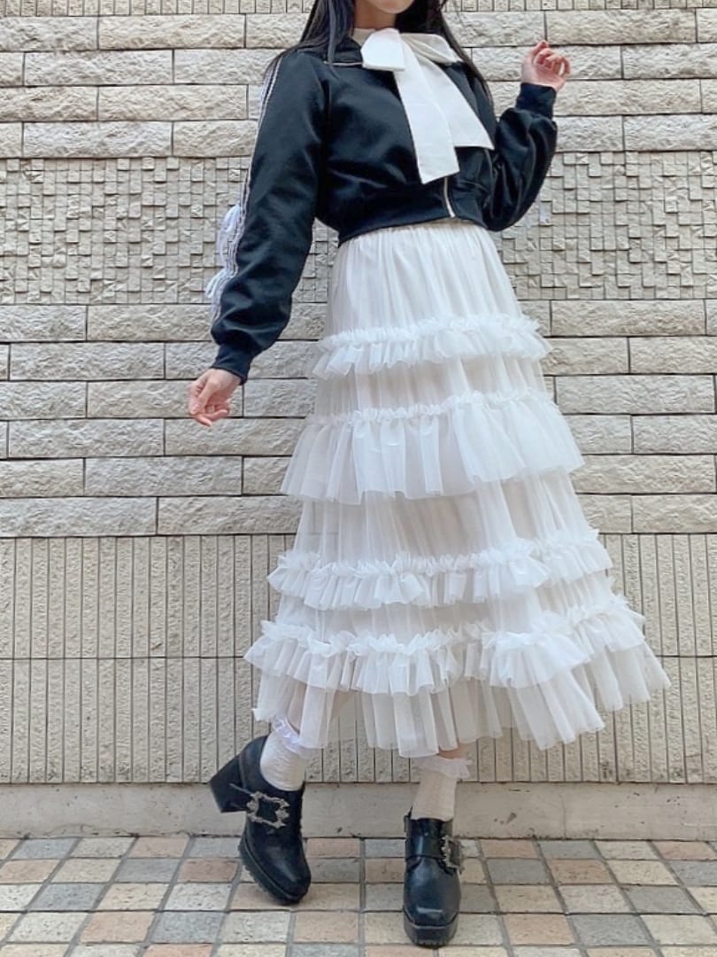 「axes femme、今日のコーデ、トラックジャケット、ボウタイブラウス、リボン、猫耳、ニット帽、ootd、おしゃれさんと繋がりたい、高身長女子、ジャージ、ボーダー、チュールスカート、スポーツミックス、レース」|「axes femme POETIQUEの猫耳サブカルニット帽(ニットキャップ/ビーニー、ブラック系)」を使った、Hanaさん(骨格ナチュラル・レディース・168cm)の春コーディネートの2枚目の写真