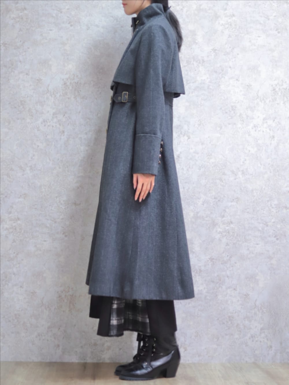 レッド系のニット/セーター、グレー系のダッフルコート、ブラック系のその他パンツを着用したレディースの秋コーディネートの8枚目の写真