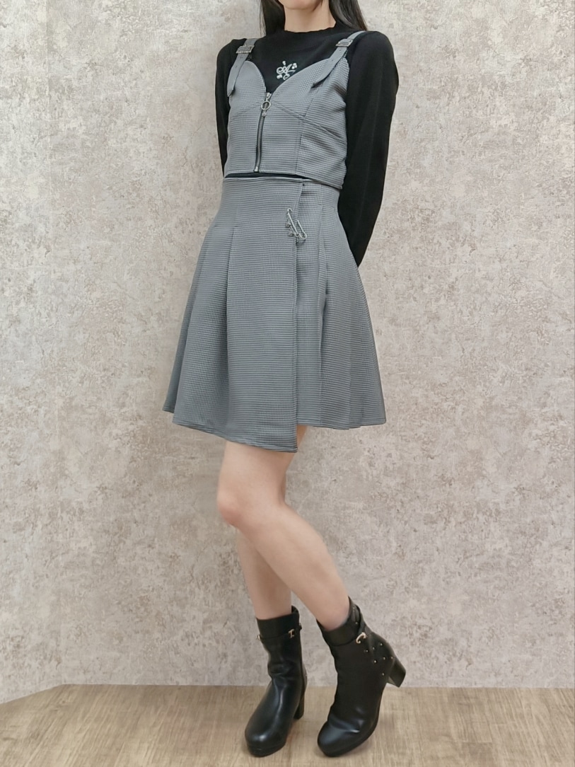 「axes femme、チェック、ビスチェ、テーマパークコーデ、参戦服、セットアップ、ミニスカート、高身長女子、おしゃれさんと繋がりたい、秋服、モノトーン」｜「axes femmeのブローチ付タックプリーツスカート（スカート、グレー系）」を使った、Hanaさん（レディース・168cm）の秋コーディネートの3枚目の写真