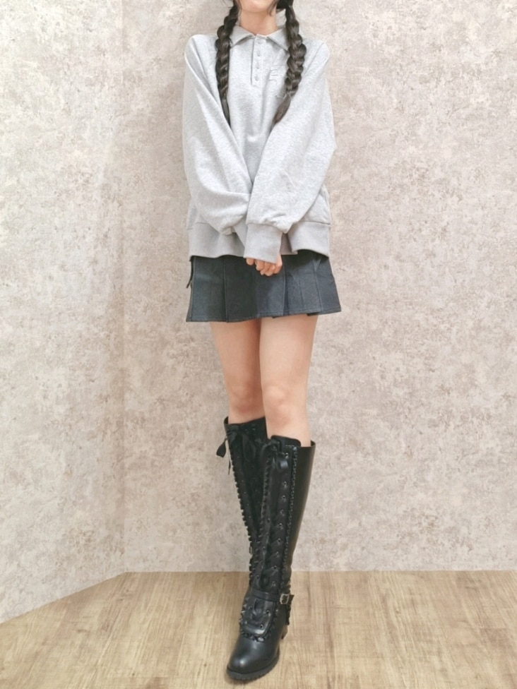 「Fickle Bebe、カジュアルスタイル、スカートスタイル、ootd、スウェットコーデ、デニムスカート、ミニスカート、スウェット、y2k、ロングブーツ、カジュアル、カジュアルコーデ、カジュアルガーリー、おしゃれさんと繋がりたい、高身長女子」｜「FickleBebeのＦＢスウェットポロシャツ（ポロシャツ、グレー系）」を使った、Hanaさん（骨格ナチュラル・レディース・168cm）の春コーディネートの3枚目の写真