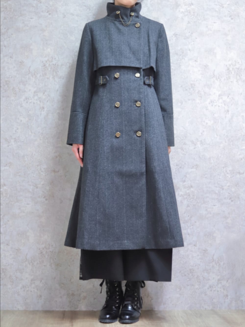 レッド系のニット/セーター、グレー系のダッフルコート、ブラック系のその他パンツを着用したレディースの秋コーディネートの7枚目の写真