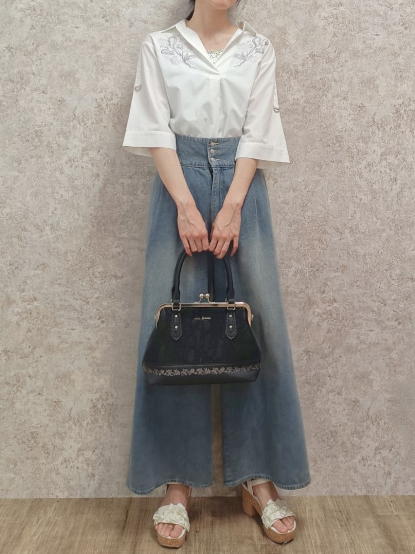 「大人カジュアル、シンプルコーデ、きれいめカジュアル、デニム、サンダル、axes femme、ラクチンコーデ、大人コーデ、デニムコーデ、シャツスタイル、デニムパンツ、スキッパーシャツ、高身長女子、お洒落さんとつながりたい、おしゃれさんと繋がりたい」｜「axes femmeのレース重ねがま口ボストン（ボストンバッグ、ブラック系）」を使った、Hanaさん（レディース・168cm）の春コーディネートの2枚目の写真