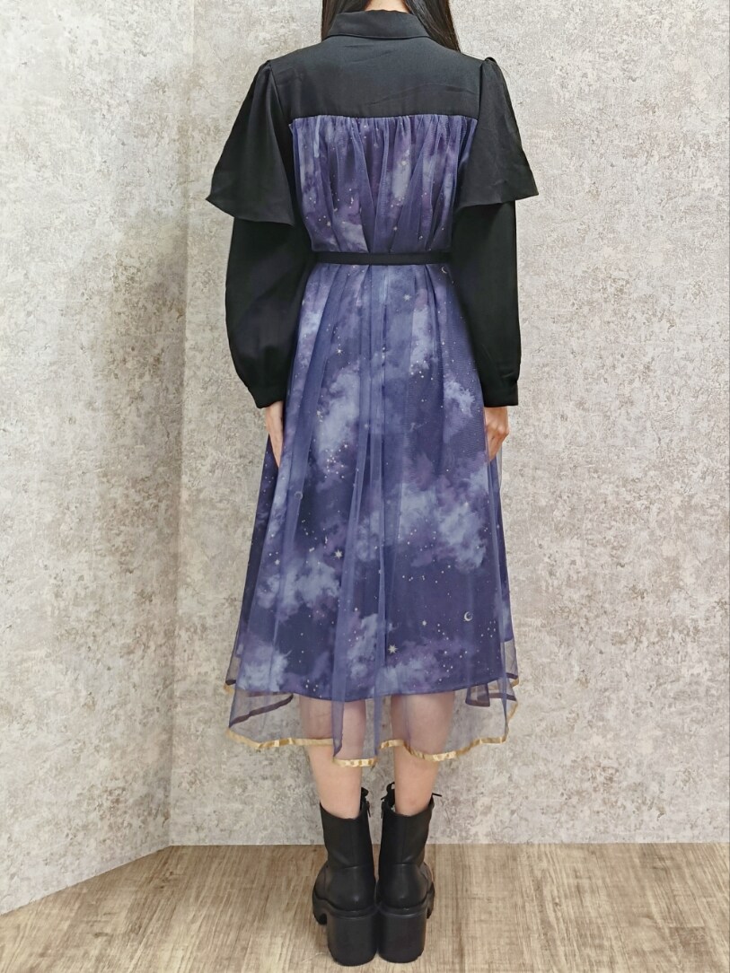 「axes femme、冬コーデ、ワンピース、シャツワンピ、ロングコート、ブーツ、ゴールドアクセ、星座柄、星柄、デートコーデ、おでかけコーデ、フェミニン、キレイめ、高身長女子、おしゃれさんと繋がりたい」｜「axes femmeのテレスコーププリントケープ風ワンピース（ワンピース、パープル系）」を使った、Hanaさん（レディース・168cm）の秋コーディネートの6枚目の写真