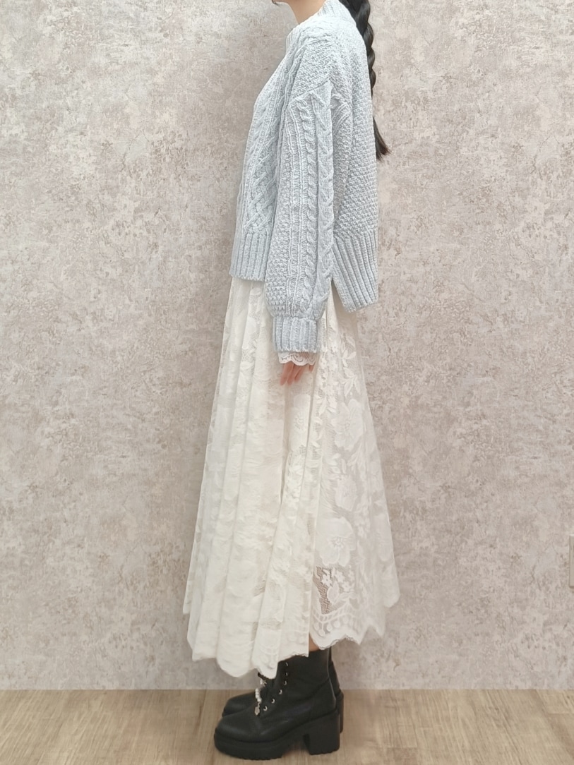 「axes femme、ニット、淡色コーデ、プチプラ、きれいめカジュアル、冬コーデ、秋冬コーデ、モールニット、サーキュラースカート、レーススカート、あったかコーデ、デートコーデ、オフィスカジュアル、高身長女子、おしゃれさんと繋がりたい」｜「axes femmeのベロアモールニットプルオーバー（ニット/セーター、グリーン系）」を使った、Hanaさん（レディース・168cm）の秋コーディネートの3枚目の写真