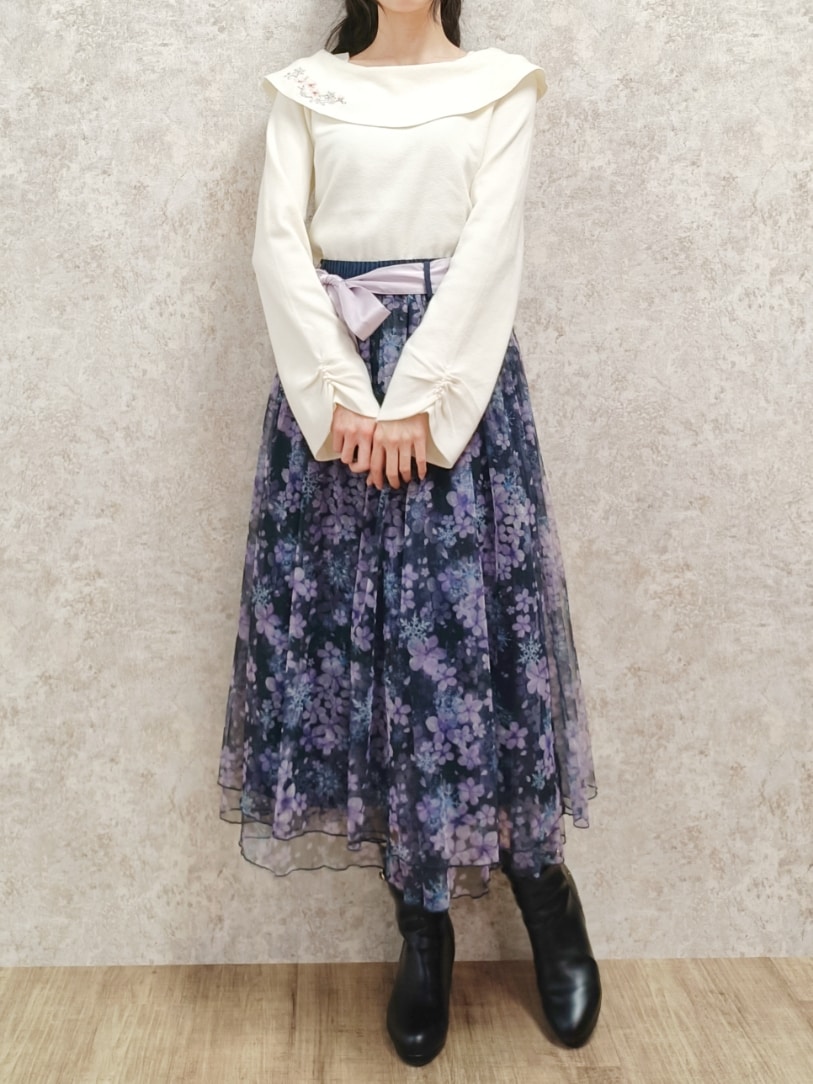 「冬コーデ、axes femme、オフショル、オフショルニット、チュールスカート、ブーツ、桜、キレイめ、高身長女子、おしゃれさんと繋がりたい、刺繍、フェミニン、フレアスカート、休日スタイル、ニットコーデ」｜「axes femmeの雪桜柄スカート（スカート、パープル系）」を使った、Hanaさん（レディース・168cm）の冬コーディネートの2枚目の写真