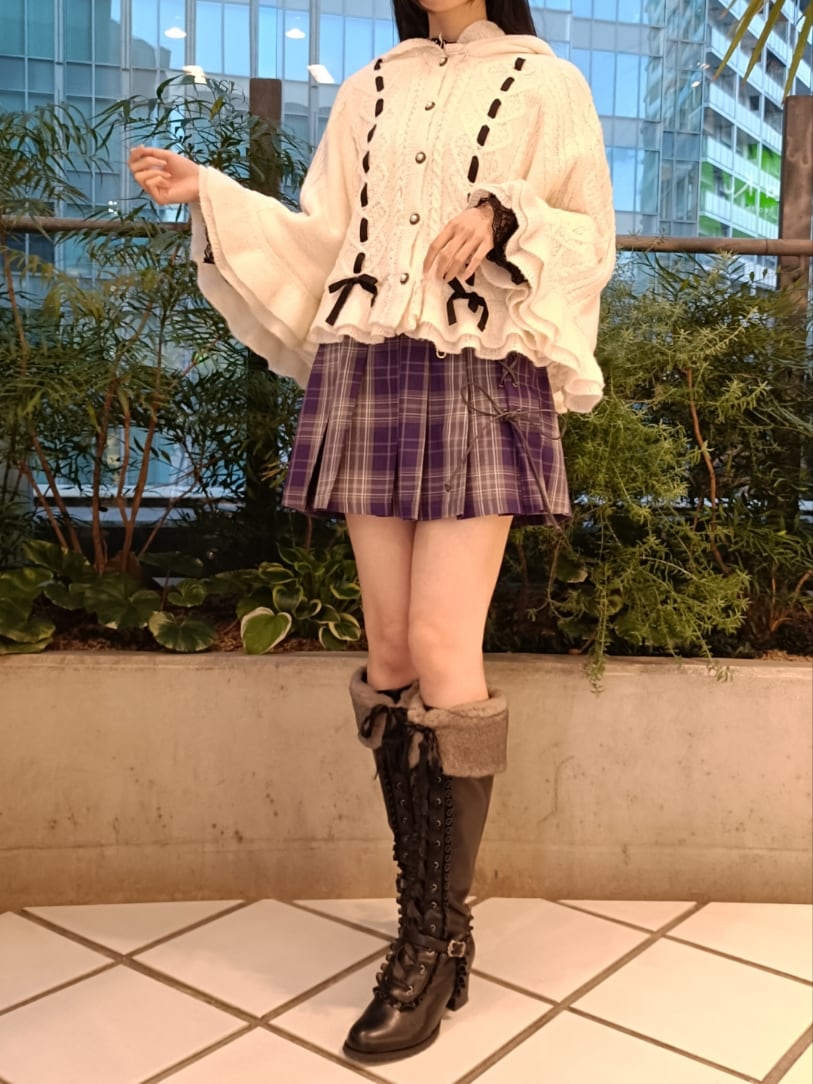「axes femme、ハロウィン、ガーリー、秋冬コーデ、ポンチョ、ミニスカート、ロングブーツ、チェック、ボア、リボン、量産型、テーマパークコーデ、ディズニーコーデ、高身長女子、おしゃれさんと繋がりたい」｜「axes femme POETIQUEのガーリー裏ボアニットケープ（ポンチョ、ホワイト系）」を使った、Hanaさん（骨格ナチュラル・レディース・168cm）の秋コーディネートの3枚目の写真