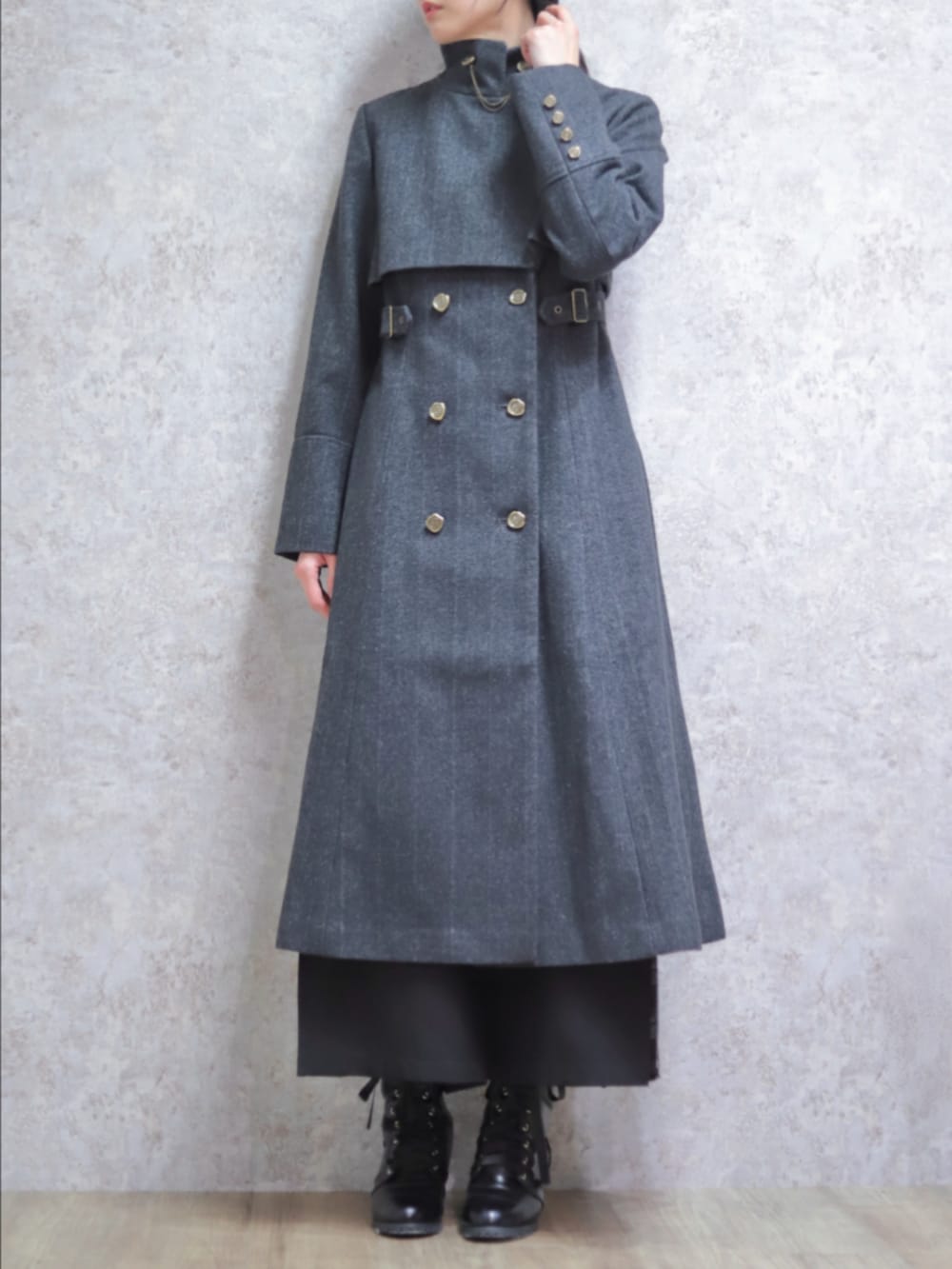 レッド系のニット/セーター、グレー系のダッフルコート、ブラック系のその他パンツを着用したレディースの秋コーディネートの4枚目の写真