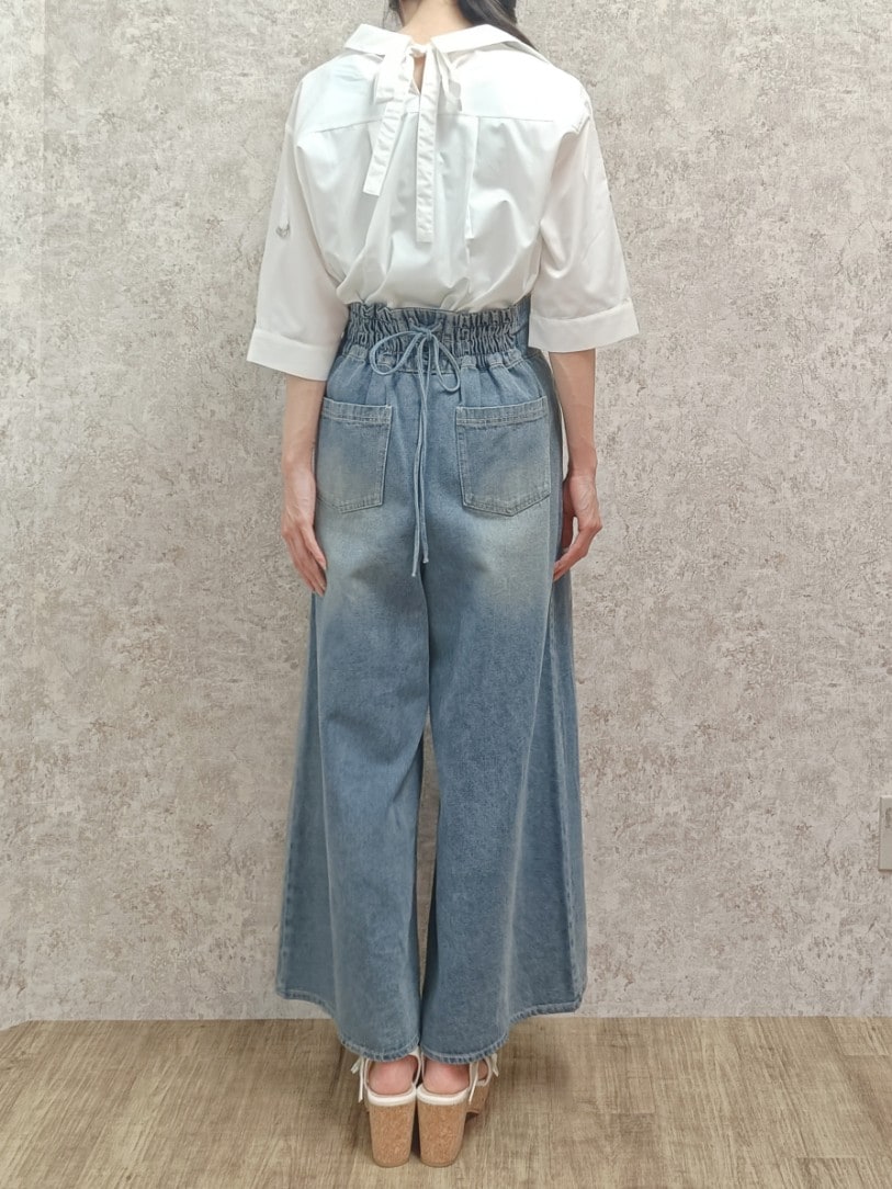 「大人カジュアル、シンプルコーデ、きれいめカジュアル、デニム、サンダル、axes femme、ラクチンコーデ、大人コーデ、デニムコーデ、シャツスタイル、デニムパンツ、スキッパーシャツ、高身長女子、お洒落さんとつながりたい、おしゃれさんと繋がりたい」｜「axes femmeのレース重ねがま口ボストン（ボストンバッグ、ブラック系）」を使った、Hanaさん（レディース・168cm）の春コーディネートの6枚目の写真