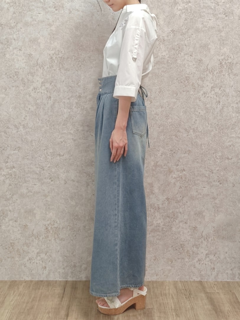 「大人カジュアル、シンプルコーデ、きれいめカジュアル、デニム、サンダル、axes femme、ラクチンコーデ、大人コーデ、デニムコーデ、シャツスタイル、デニムパンツ、スキッパーシャツ、高身長女子、お洒落さんとつながりたい、おしゃれさんと繋がりたい」｜「axes femmeのレース重ねがま口ボストン（ボストンバッグ、ブラック系）」を使った、Hanaさん（レディース・168cm）の春コーディネートの5枚目の写真