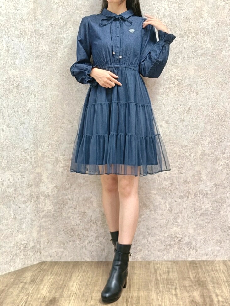 「axes femme、ワンピース、ミニワンピ、ベルスリーブ、デニム、ブーツ、秋コーデ、秋冬コーデ、デート、デートコーデ、クリスマスコーデ、テーマパークコーデ、ガーリー、高身長女子、骨格ナチュラル」｜「axes femme POETIQUEのベルスリーブフード付コート（その他アウター、ホワイト系）」を使った、Hanaさん（レディース・168cm）の秋コーディネートの6枚目の写真