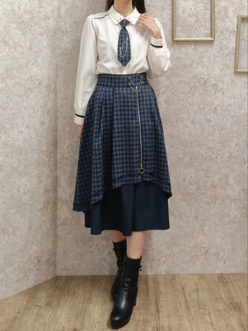 「axes femme、ベスト、秋服、ブーツスタイル、ブリティッシュ、プレッピー、学生風、秋冬コーデ、チェック、セットアップ、リュック、クラシカル、高身長女子、おしゃれさんと繋がりたい、冬コーデ」｜「axes femme POETIQUEのレースアップニットベスト（ベスト、レッド系）」を使った、Hanaさん（レディース・168cm）の秋コーディネートの2枚目の写真