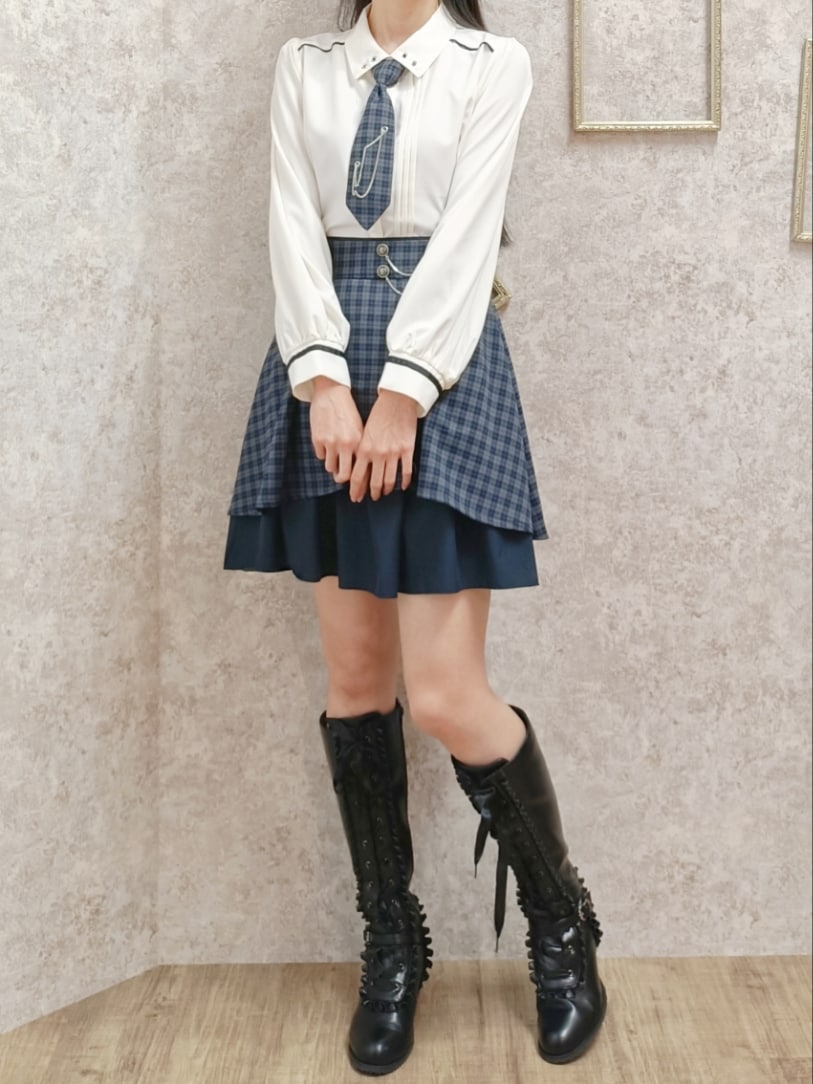 「axes femme、韓国ファッション、チェック、制服、プレッピー、ネクタイ、ミニスカート、チェーン、ロングブーツ、高身長女子、おしゃれさんと繋がりたい、ガーリー、クラシカル」｜「axes femmeのチェーンタイセットブラウス（シャツ/ブラウス、ホワイト系）」を使った、Hanaさん（レディース・168cm）の秋コーディネートの2枚目の写真