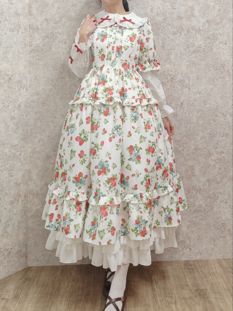 「axes femme、お出かけコーデ、ロリータ、いちご、淡色コーデ、白、ワンピース、ガーリー、高身長女子、おしゃれさんと繋がりたい、エプロン、クラシック、フリル」｜「axes femme kawaiiのクラシックベリーワンピース（ワンピース、ホワイト系）」を使った、Hanaさん（骨格ナチュラル・レディース・168cm）の冬コーディネートの2枚目の写真