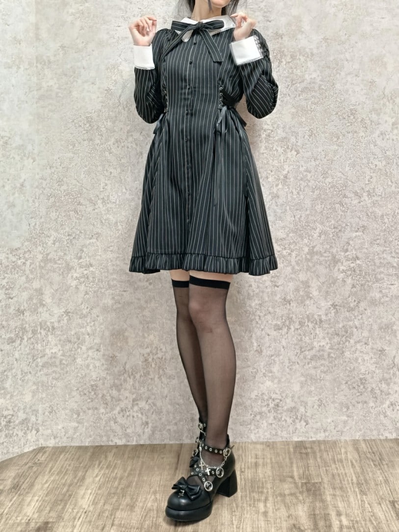 「axes femme POETIQUE、黒、ゴシック、ガーリー、フェミニン、ミニワンピ、ニーハイソックス、リボン、ストライプ、モノトーン、ブラックコーデ、ブラック、高身長女子、おしゃれさんと繋がりたい、厚底シューズ」｜「axes femme POETIQUEのサイドレースアップワンピ（ワンピース、ブラック系）」を使った、Hanaさん（骨格ナチュラル・レディース・168cm）の冬コーディネートの3枚目の写真