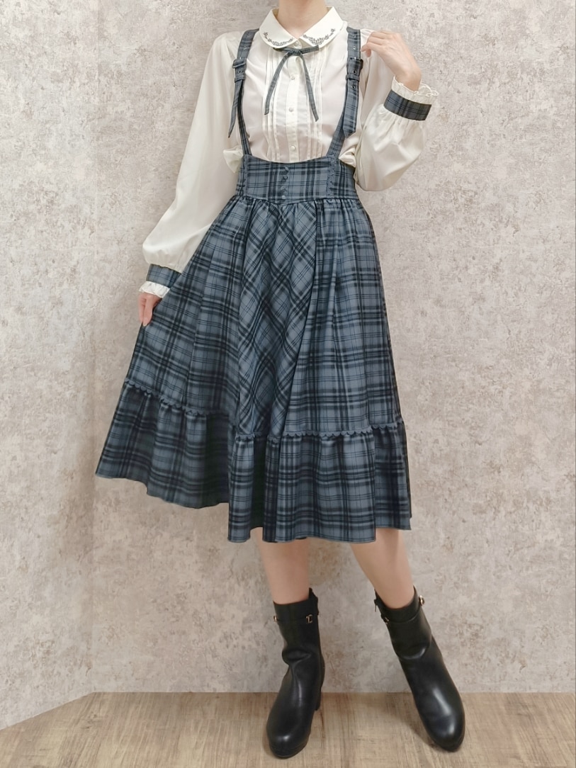 「axes femme、チェック、ハロウィン、テーマパークコーデ、お洒落さんとつながりたい、秋コーデ、リボン、サスペンダー、プレッピー、ブリティッシュ、制服、ブラウス、高身長女子、骨格ナチュラル、ディズニーコーデ」｜「axes femmeのリボンブローチ付き刺繍襟ブラウス（シャツ/ブラウス、ホワイト系）」を使った、Hanaさん（レディース・168cm）の秋コーディネートの3枚目の写真
