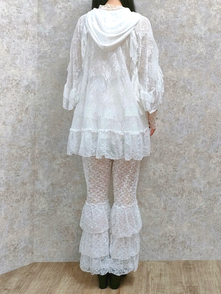「春色、axes femme、今日のコーデ、休日スタイル、春、おしゃれさんと繋がりたい、ootd、レース、レギンス、ミニスカート、森ガール、ホワイトコーデ、ホワイト、サンダル、高身長女子」｜「axes femmeのフリルティアードミニスカート（スカート、ホワイト系）」を使った、Hanaさん（骨格ナチュラル・レディース・168cm）の春コーディネートの4枚目の写真