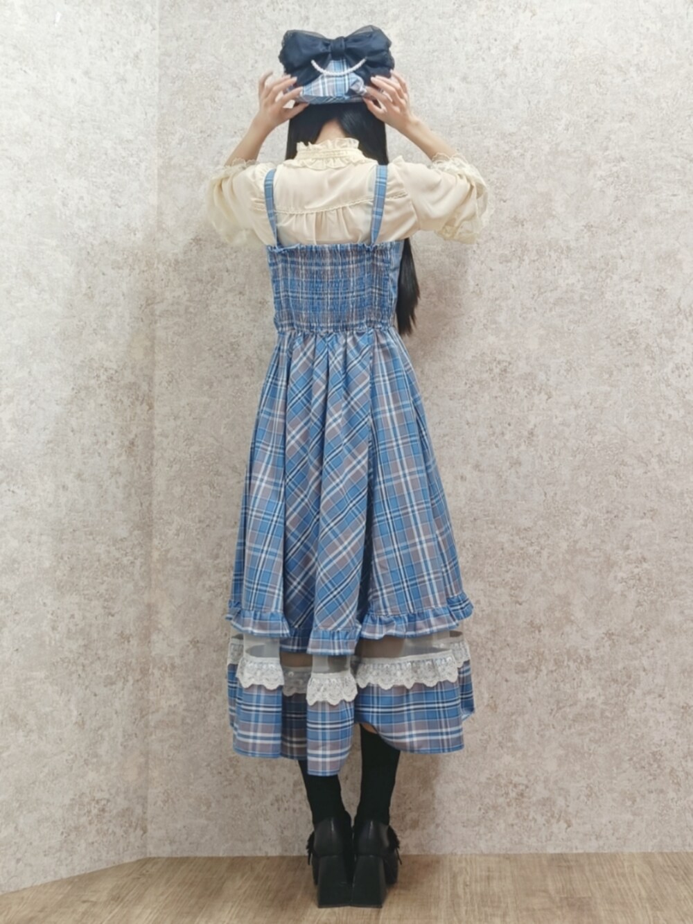 「今日のコーデ、カタログ掲載アイテム_axes femme、axes femme、春服、休日スタイル、きれいめコーディネート、春色、ベレー帽、チェック、ootd、付け襟、ジャンパースカート、高身長女子、おしゃれさんと繋がりたい」｜「axes femme POETIQUEのバックルベルトシューズ（パンプス、ブラック系）」を使った、Hanaさん（骨格ナチュラル・レディース・168cm）の冬コーディネートの5枚目の写真