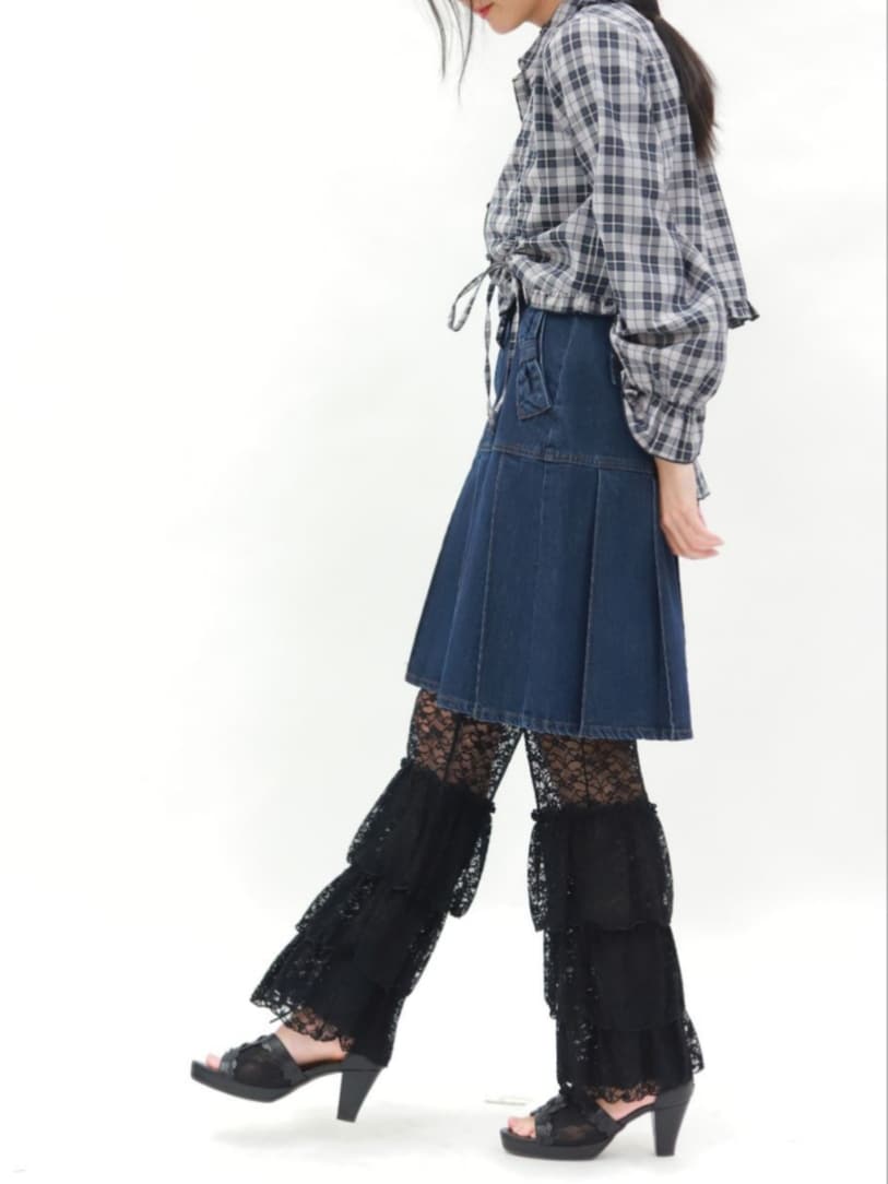 「チェック、リボン、axes femme、春、高身長女子、お洒落さんとつながりたい、デニムコーデ、デニムスカート、デニム、レギンス、フリル、シアートップス、サンダル、大人カジュアル、おしゃれさんと繋がりたい」｜「axes femmeのペチパン付レースレギンス（その他パンツ、ブラック系）」を使った、Hanaさん（レディース・168cm）の春コーディネートの2枚目の写真