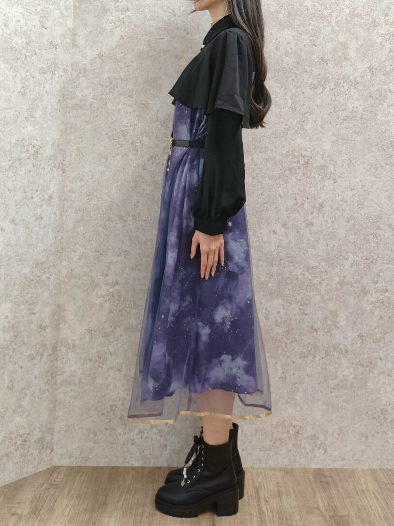 「axes femme、冬コーデ、ワンピース、シャツワンピ、ロングコート、ブーツ、ゴールドアクセ、星座柄、星柄、デートコーデ、おでかけコーデ、フェミニン、キレイめ、高身長女子、おしゃれさんと繋がりたい」｜「axes femmeのテレスコーププリントケープ風ワンピース（ワンピース、パープル系）」を使った、Hanaさん（レディース・168cm）の秋コーディネートの5枚目の写真