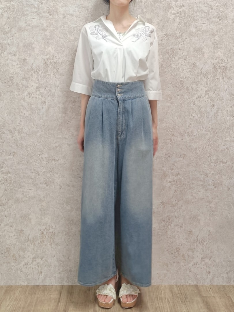 「大人カジュアル、シンプルコーデ、きれいめカジュアル、デニム、サンダル、axes femme、ラクチンコーデ、大人コーデ、デニムコーデ、シャツスタイル、デニムパンツ、スキッパーシャツ、高身長女子、お洒落さんとつながりたい、おしゃれさんと繋がりたい」｜「axes femmeのレース重ねがま口ボストン（ボストンバッグ、ブラック系）」を使った、Hanaさん（レディース・168cm）の春コーディネートの4枚目の写真