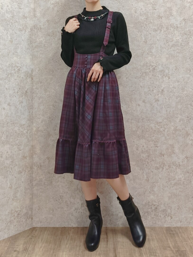 「axes femme、チェック、ハロウィン、秋コーデ、サスペンダー、キルティング、プレッピー、テーマパークコーデ、ディズニーコーデ、お洒落さんとつながりたい、高身長女子、骨格ナチュラル、ニット」｜「axes femmeのバラボトルネックリブプルオーバー（ニット/セーター、ブラック系）」を使った、Hanaさん（レディース・168cm）の秋コーディネートの4枚目の写真