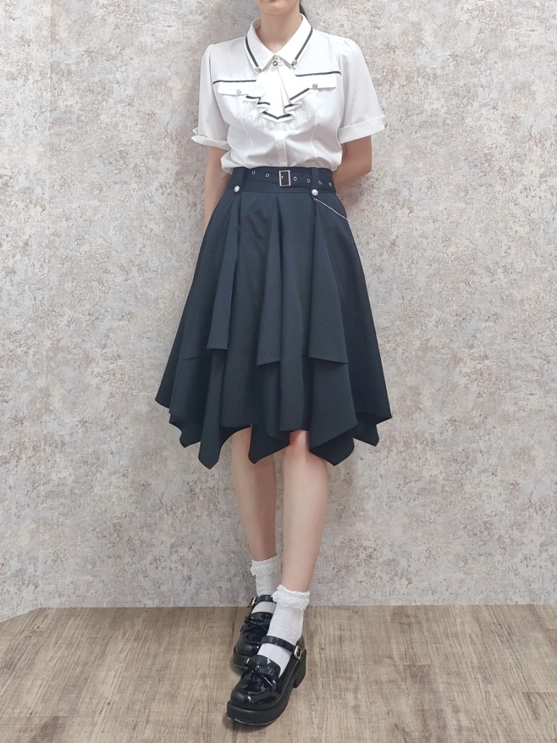 「春めき満開コーデ、ローファー、axes femme、春服、ガーリー、ディズニーコーデ、テーマパークコーデ、クラシカル、ケープ、高身長女子、おしゃれさんと繋がりたい、モノトーン、モノトーンコーデ、黒、黒コーデ」｜「axes femmeのフリルジャボ付配色ラインブラウス（シャツ/ブラウス、ホワイト系）」を使った、Hanaさん（骨格ナチュラル・レディース・168cm）の春コーディネートの2枚目の写真