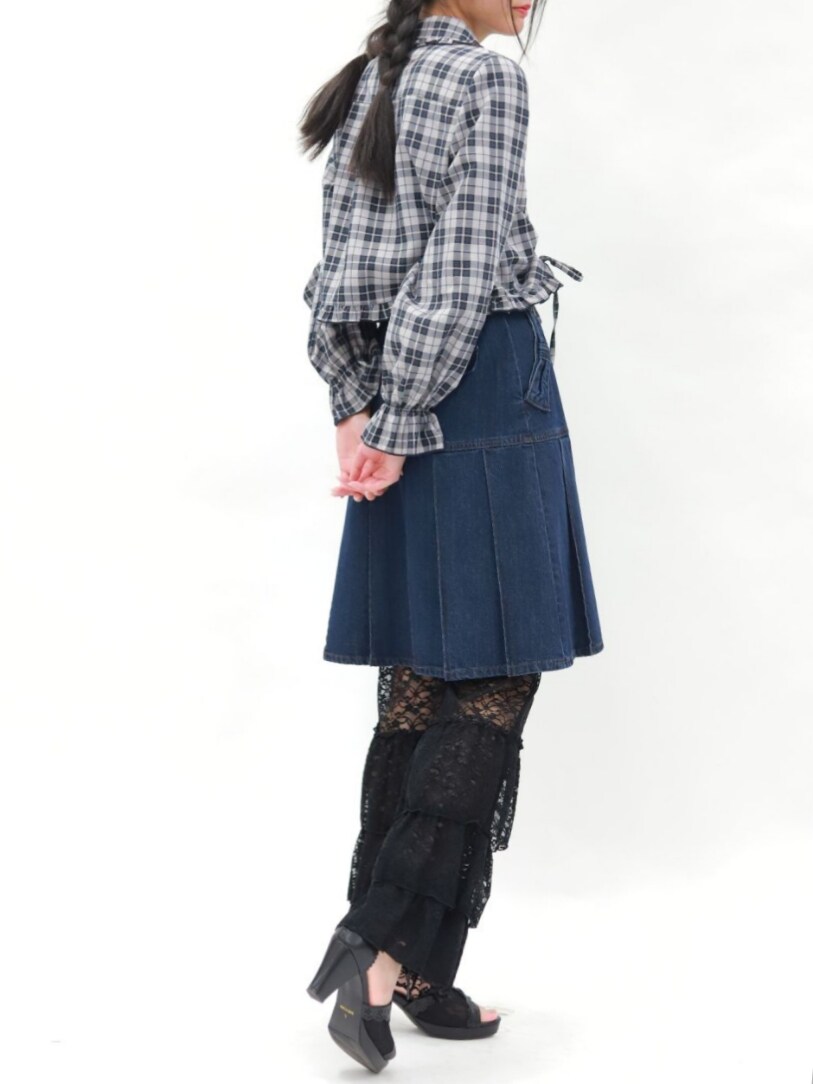 「チェック、リボン、axes femme、春、高身長女子、お洒落さんとつながりたい、デニムコーデ、デニムスカート、デニム、レギンス、フリル、シアートップス、サンダル、大人カジュアル、おしゃれさんと繋がりたい」｜「axes femmeのペチパン付レースレギンス（その他パンツ、ブラック系）」を使った、Hanaさん（レディース・168cm）の春コーディネートの4枚目の写真