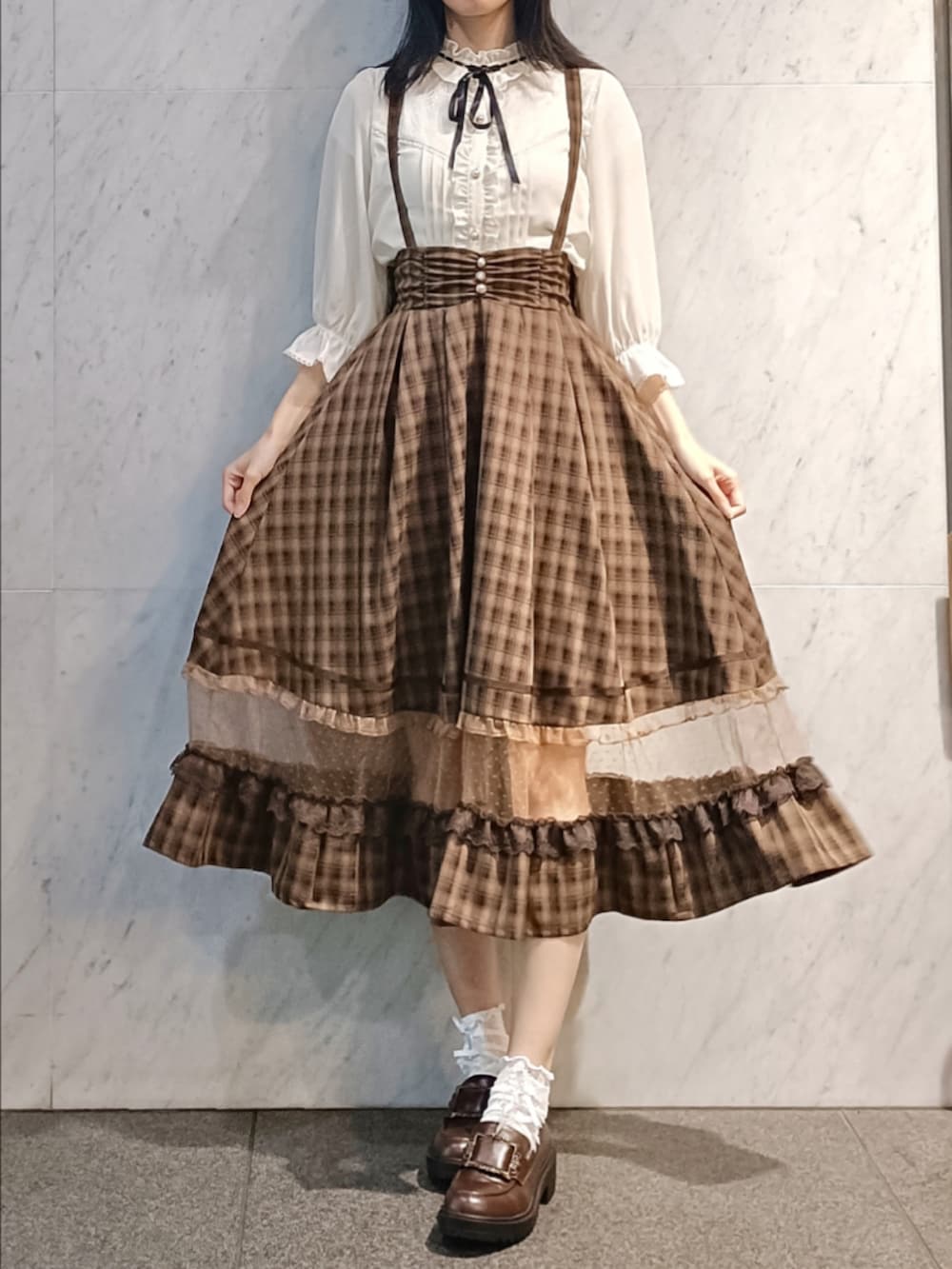 「ロングスカート、休日スタイル、ブラウン、axes femme POETIQUE、おしゃれさんと繋がりたい、チェック、チェック柄、チェック柄に恋してる、秋コーデ、ケープ、キャスケット、クラシカル、ガーリー、高身長女子、ローファー」｜「axes femme POETIQUEの梯子レーススタンドカラーブラウス（シャツ/ブラウス、ホワイト系）」を使った、Hanaさん（骨格ナチュラル・レディース・168cm）の夏コーディネートの6枚目の写真
